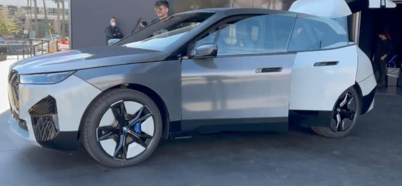 Megérkezett a gombnyomásra színt váltó BMW – videó