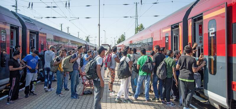 Menekültek nélkül csak úgy hussannak át a határon a Railjetek