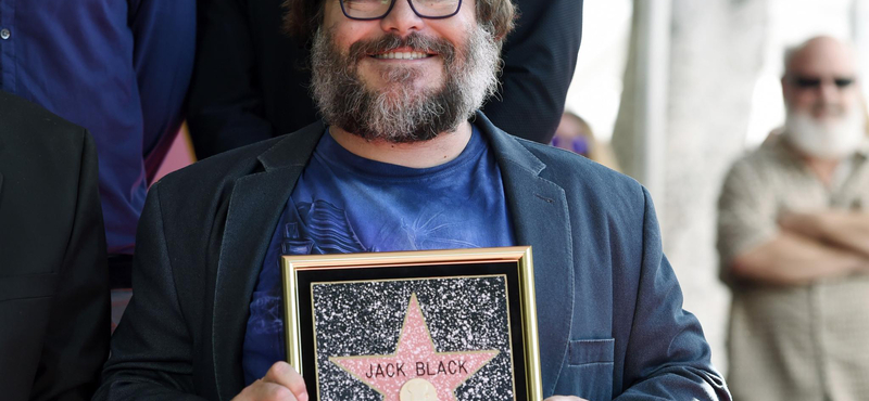 Csillagot kapott a Hírességek sétányán, pózolt, ugrált, lefeküdt a szakállas Jack Black