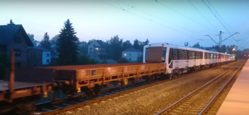 A határon vesztegel a felújított metró, és már össze is firkálták - videó