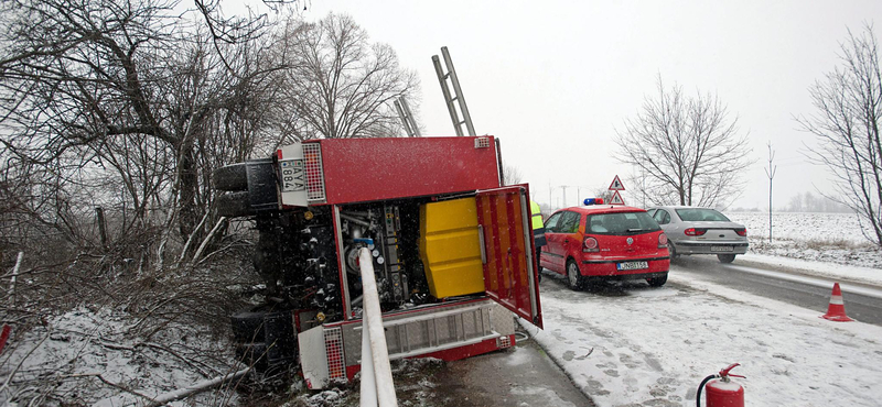 Fotók a felborult tűzoltóautóról