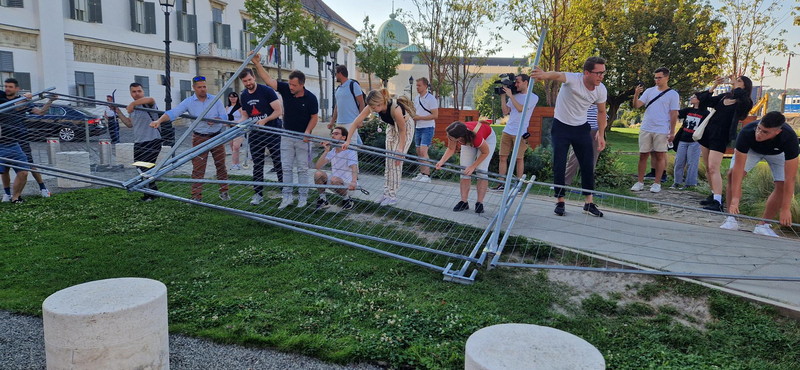 A rendőrök csak nézték, ahogy megint kordont bontanak a Várban a momentumosok