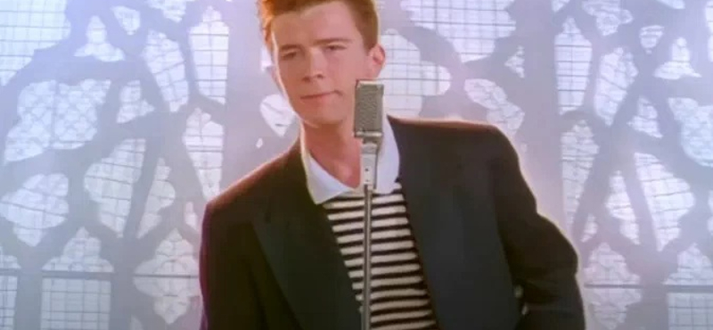 A 80-as évek esszenciáját hozza el Rick Astley jövőre Paloznakra