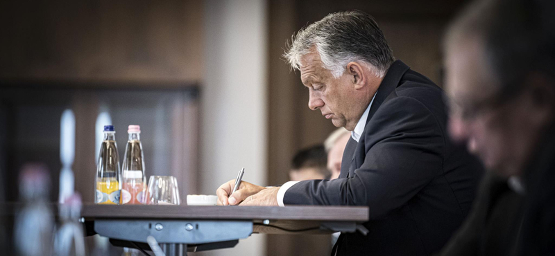 Orbán veri a harci dobot, hogy elterelje a figyelmet