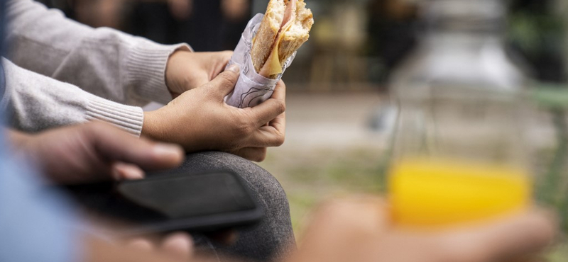 Zsebpénzéből vett 140 szendvicsre valót egy kamaszlány, hogy segítsen a hajléktalanoknak