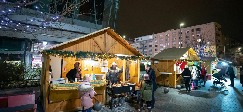 Sajtos-tejfölös lángos 3900-ért, kisbográcsos gulyásleves 8500-ért - aranyárak a Vörösmarty téri karácsonyi vásárban