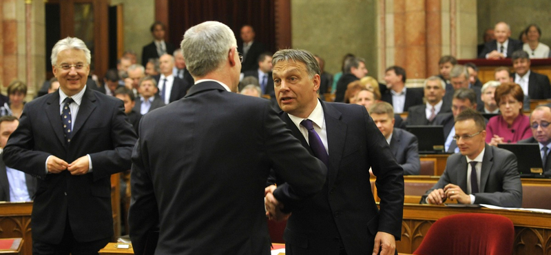 Kit és mitől véd Orbán?