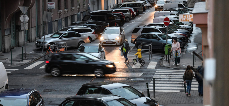 A veszélyhelyzet alatt lejárt műszakira is járhat a parkolási engedély