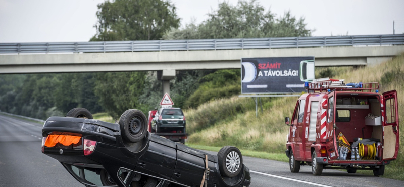 Utánfutó-baleset: egy svájci autó utasai haltak meg az M1-esen – fotók