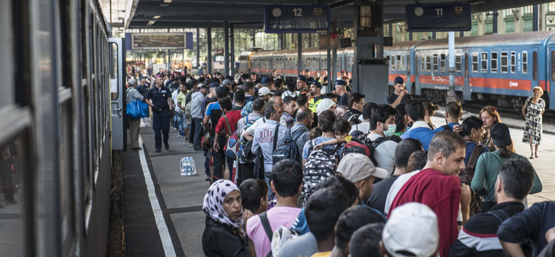 Óriási a zsúfoltság a Nyugati pályaudvari tranzitban