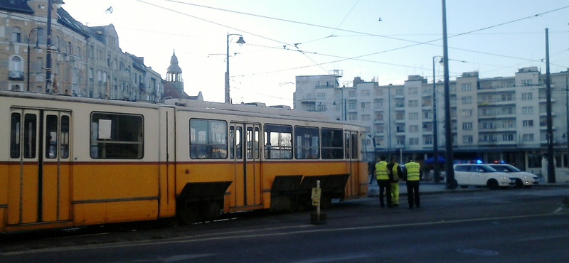 Lerobbant busz állta el a villamos útját a vágányokon Budán