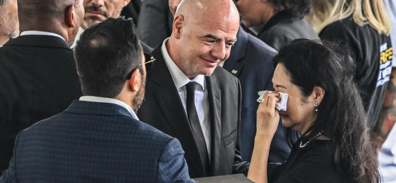 Pelé koporsója közelében szelfizett Gianni Infantino