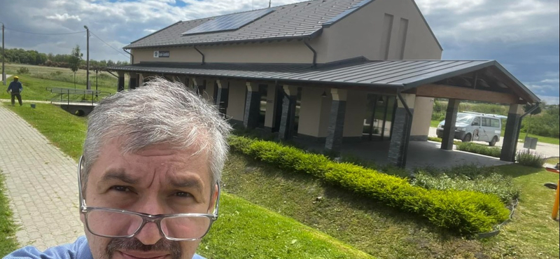 „Ez felépült, csak minek” – a csisztapusztai kisvasútállomáson járt Hadházy Ákos