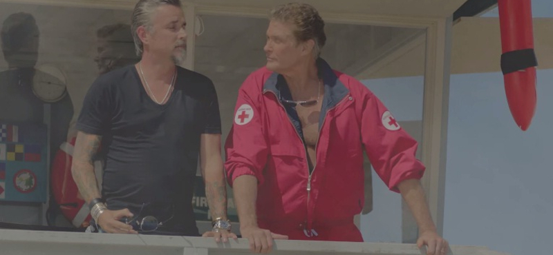 Videó: Hasselhoff újra vízimentőnek áll az őrült Dodge-reklámban