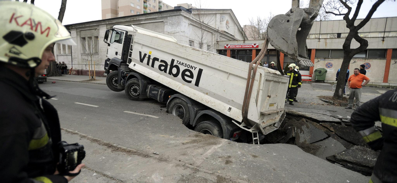 Fotók: A Klapka utca egyszerűen elnyelt egy teherautót