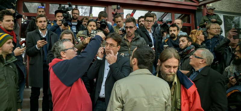 Így hozhatják ki holmijaikat a szerkesztőségből a népszabisok – videó