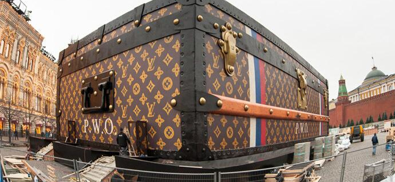 Fotó: óriási Louis Vuitton-bőrönd pottyant a moszkvai Vörös térre