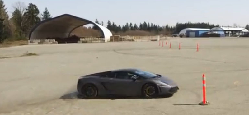 Így kell akrobatikázni egy Lamborghini Gallardóval – videó