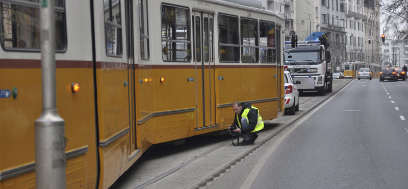 Fotók: Leugrott a sínről a Bartók Béla úton kisiklott villamos