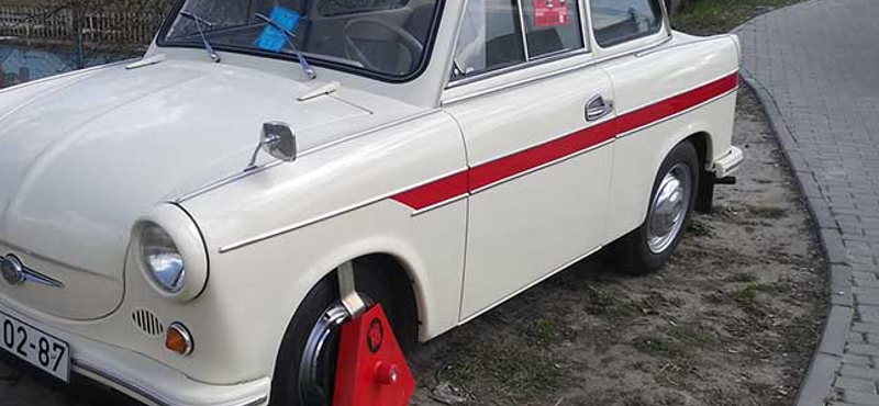 Hiába egy csodás 60 éves Trabant, megkapta a maga kerékbilincsét Kelenföldön