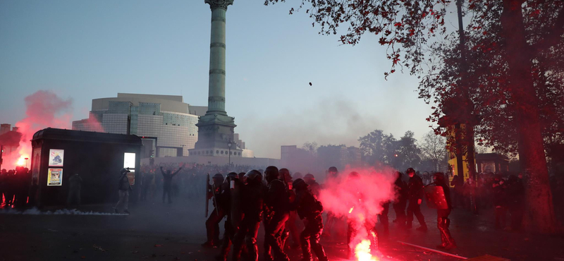 Közel 100 rendőr sebesült meg a hétvégi tüntetéseken Franciaországban