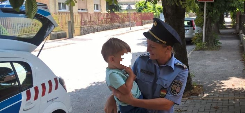 2 éves gyereket vittek vissza a rendőrök a házba, ahol a kutya nyitott ajtót