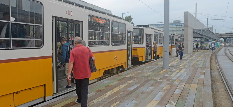 Megütöttek egy utast az 1-es villamoson, őket keresi a rendőrség - videó