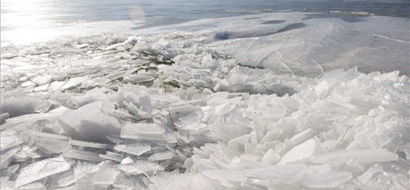 Jégtorlaszokat emelt a szél a Balatonon, a komp se jár - fotók