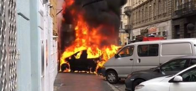 Hatalmas lángokkal égett ki egy Mercedes Erzsébetvárosban – videó