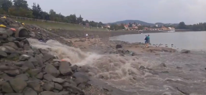 Ismét videón örökítették meg, ahogy szennyvíz ömlik a Dunába a szentendrei strand felett