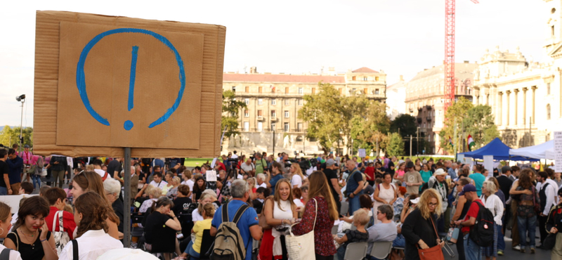 A tanévnyitás után a Kossuth téren melegítenek a forró őszre, az újabb tüntetésekre diákok és tanárok