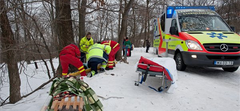 Szánkóbalesetben megsérült három gyerek