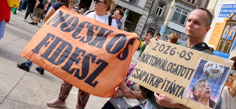 Hadházyék a Ferenciek teréről az Ügyészség elé vonulnak spontán demonstrációt tartani – ÉLŐ