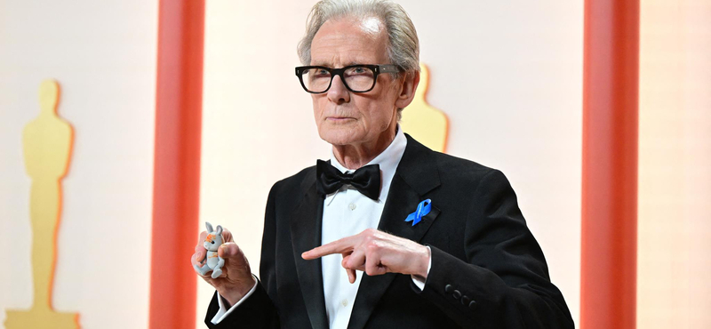 Kiderült, hogy miért parádézott Bill Nighy egy maszatos játéknyuszival az Oscar-gálán