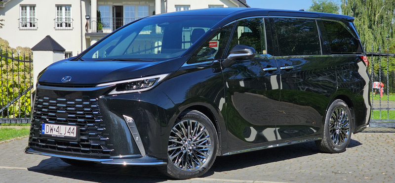 Magánrepülőben pihenve araszolni a dugóban? Kipróbáltuk a luxust kimaxoló Lexus LM-et