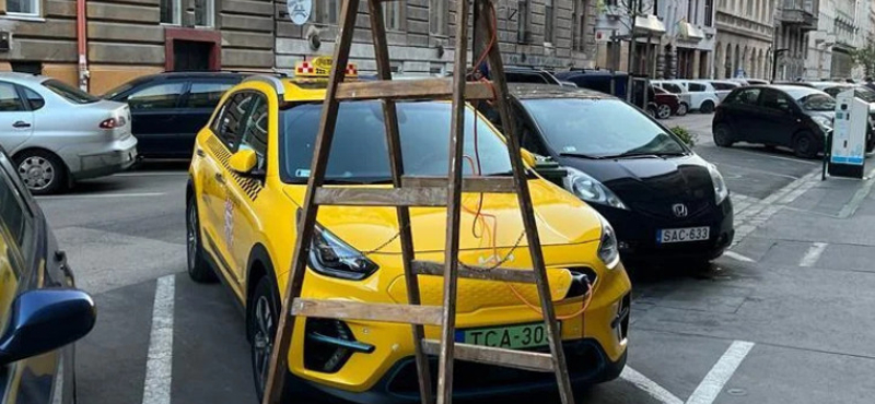 Eljárás indul a taxis ellen, aki töltőhelyet barkácsolt magának Erzsébetvárosban