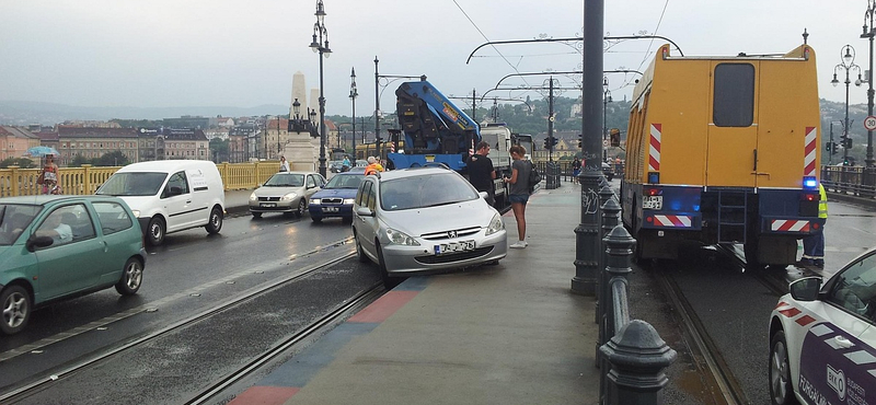 Forgalmi ok: megállóba vágódó autó bénította meg a 4-es, 6-ost – fotó