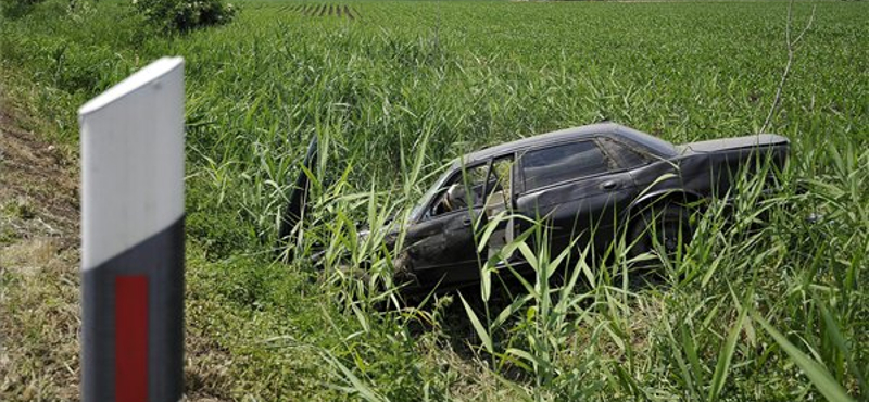 Halálos baleset: lezárták a 4-es főutat