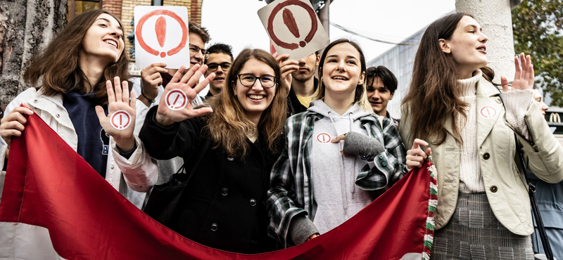 Élőlánccal indul a péntek, ismét az oktatásért tüntetnek 