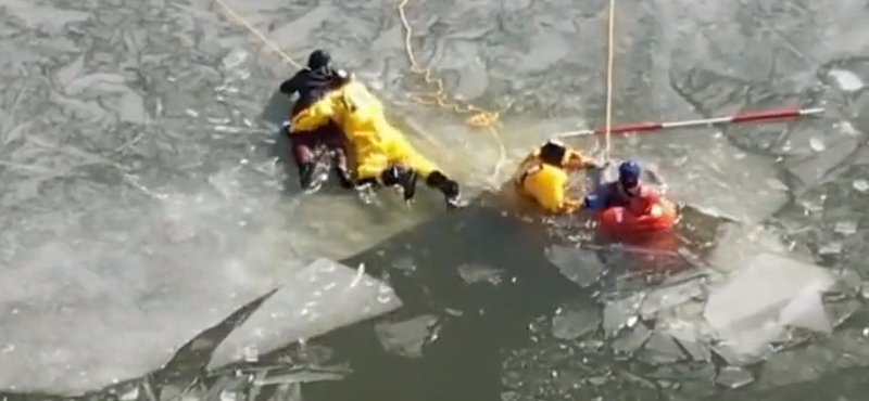 Jeges tóba zuhant két kamasz, de épp ott gyakorlatoztak a tűzoltók is – videó