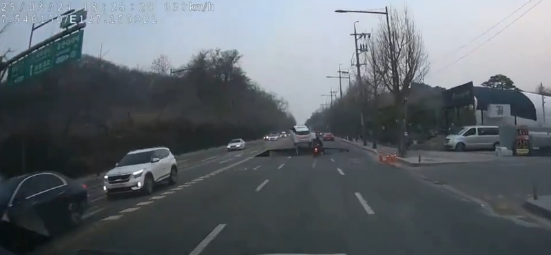 Elnyelt a föld egy motorost, amikor megnyílt alatta az úttest Szöulban – videó