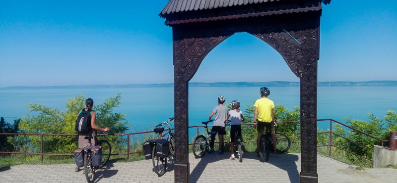 Három gyerek, tíz kerék - nem fáj a Balaton-kör