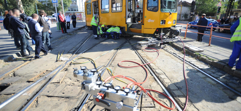 Kisiklott egy villamos a Bosnyák téren