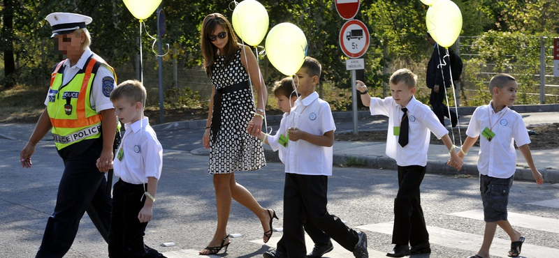 Elnézést kért az iskolarendőrtől a gyerekek előtt megbilincselt apuka