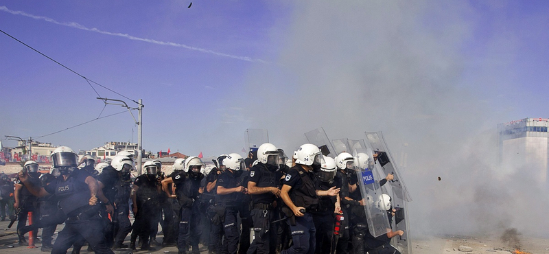 Kiűzték a tüntetőket a Taksim térről