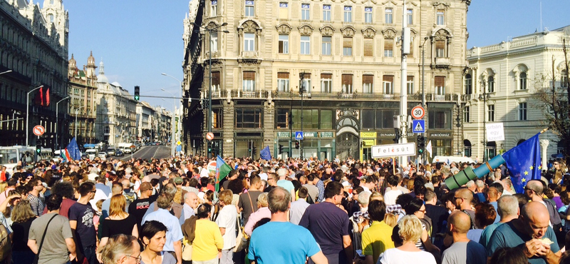 „Szégyelld magad, Orbán!” – szerényen vonul az Együtt