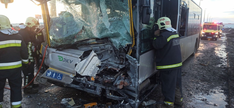 19-en megsérültek egy buszbalesetben Debrecenben