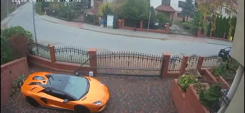 Videó: Bemászott a kerítésen és összevissza karcolt egy Lamborghinit