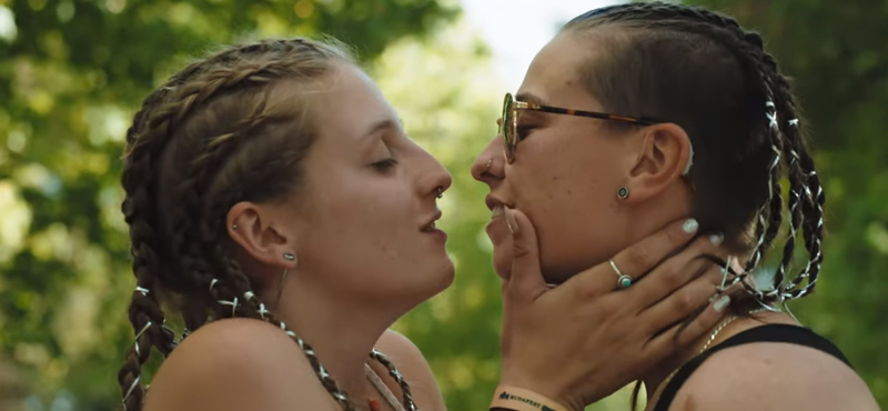 Hatósági eljárás indulhat a Sziget reklám videója ellen, mert azonos nemű fiatalok csókolóznak benne