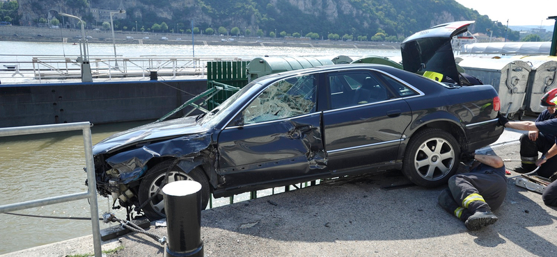 Ilyet se látni mindennap: a Duna lépcsőire zuhant egy Audi